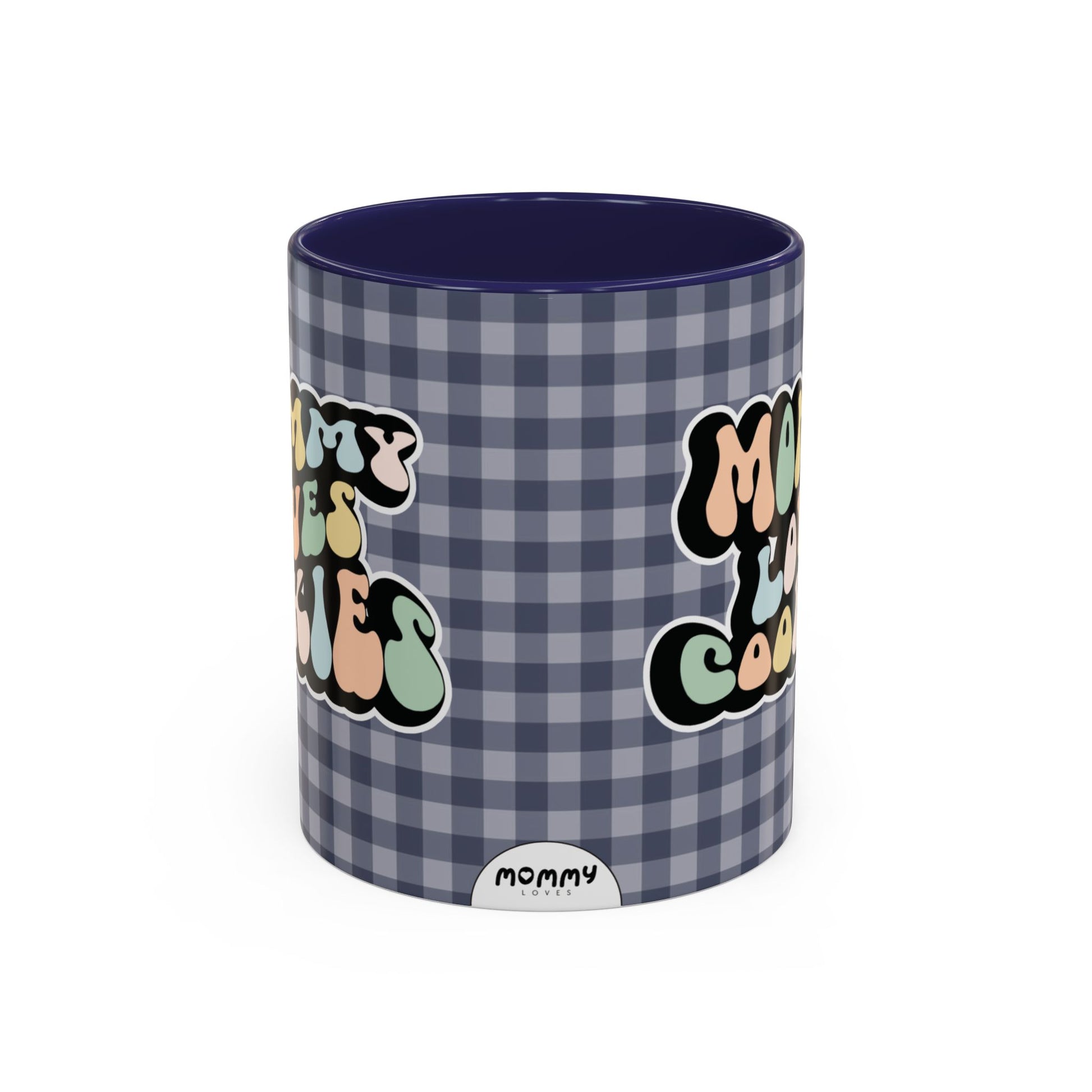 Perfect gift for mom. A decorative, 11oz ceramic mug. It’s wrapped in a navy blue-white checkered background. In a happy and colorful 70s retro-style font it says Mommy Loves Cookies, on both sides.