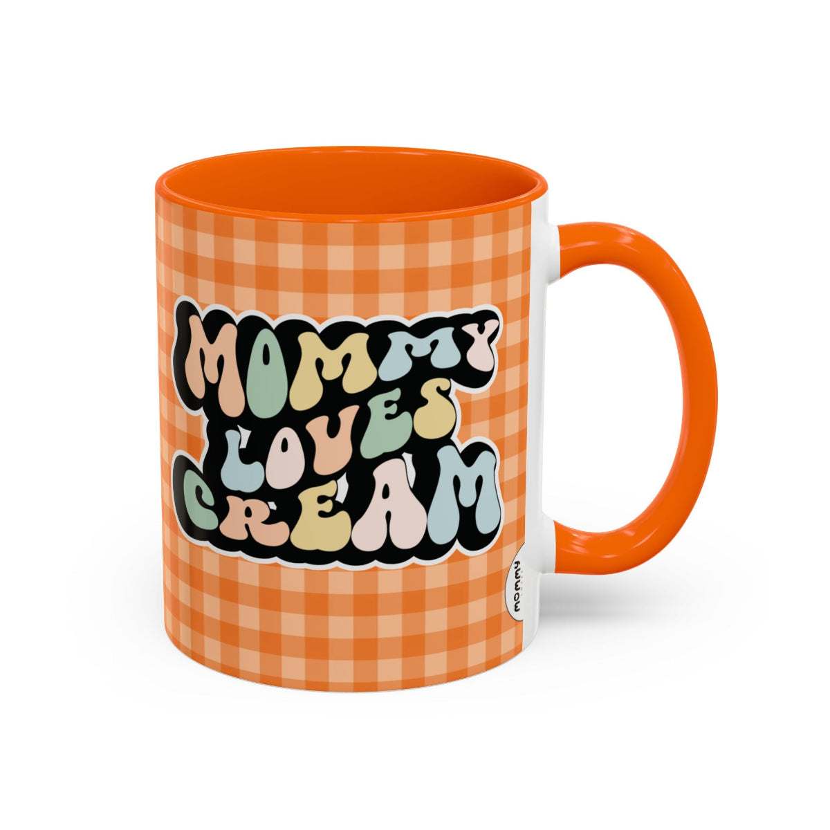 Perfect gift for mom. A decorative, 11oz ceramic mug. It’s wrapped in a orange-white checkered background. In a happy and colorful 70s retro-style font it says Mommy Loves Cream, on both sides.