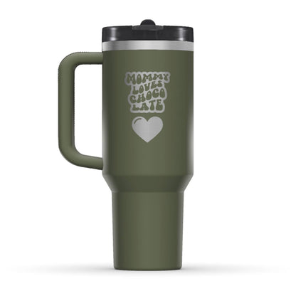 The back side of the newest Stanley 40oz Tumbler. The perfect gift for mom. The Color of the cup is Dried Pine, a dark shade of army green. It’s engraved with a typically 70s retro-style font, saying Mommy Loves Chocolate. Under that text there is a nice big heart in the same retro style.